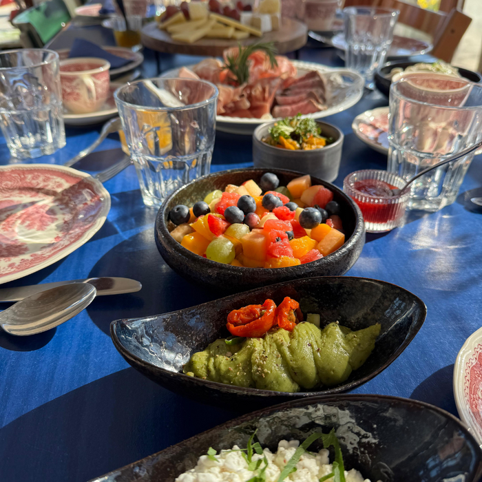 Festlich gedeckte Tafel mit Buffet für eine Geburtstagsfeier