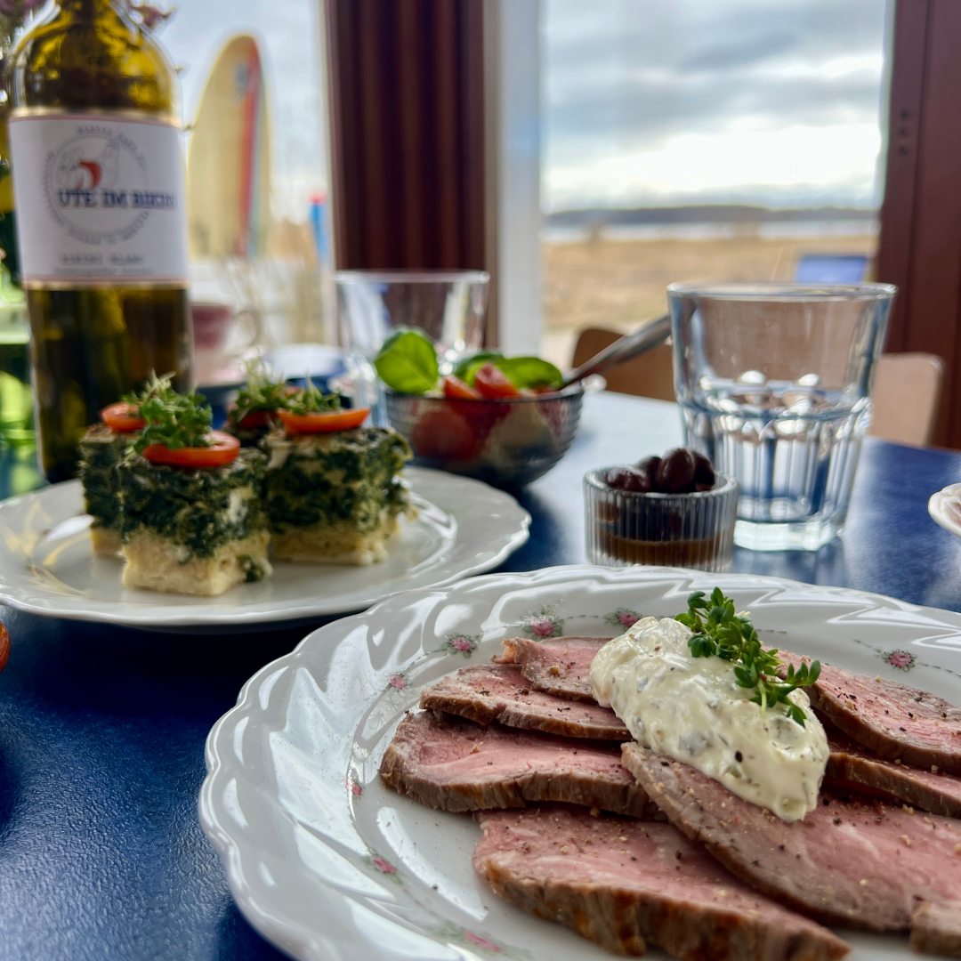 Brunch-Teller am Fenster bei Ute im Bikini in Kiel