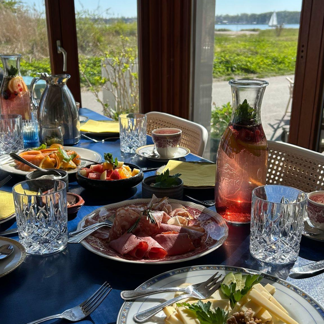 Festlich gedeckter Tisch mit Blick auf die Kieler Förde