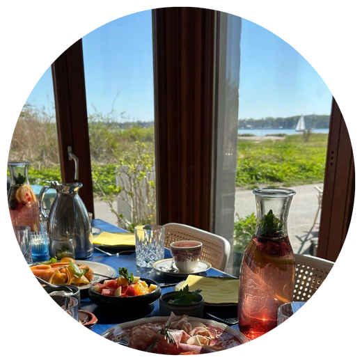 Frühstück in Kiel mit Blick aus dem Fenster auf die Förde