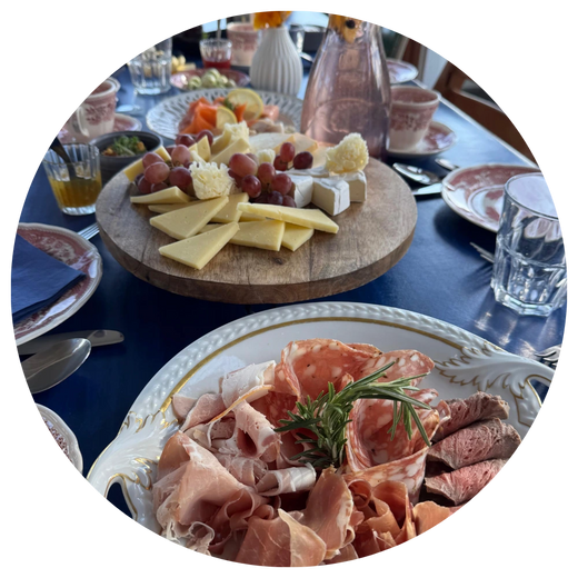 Käse- und Wurstplatte beim Brunch in Kiel