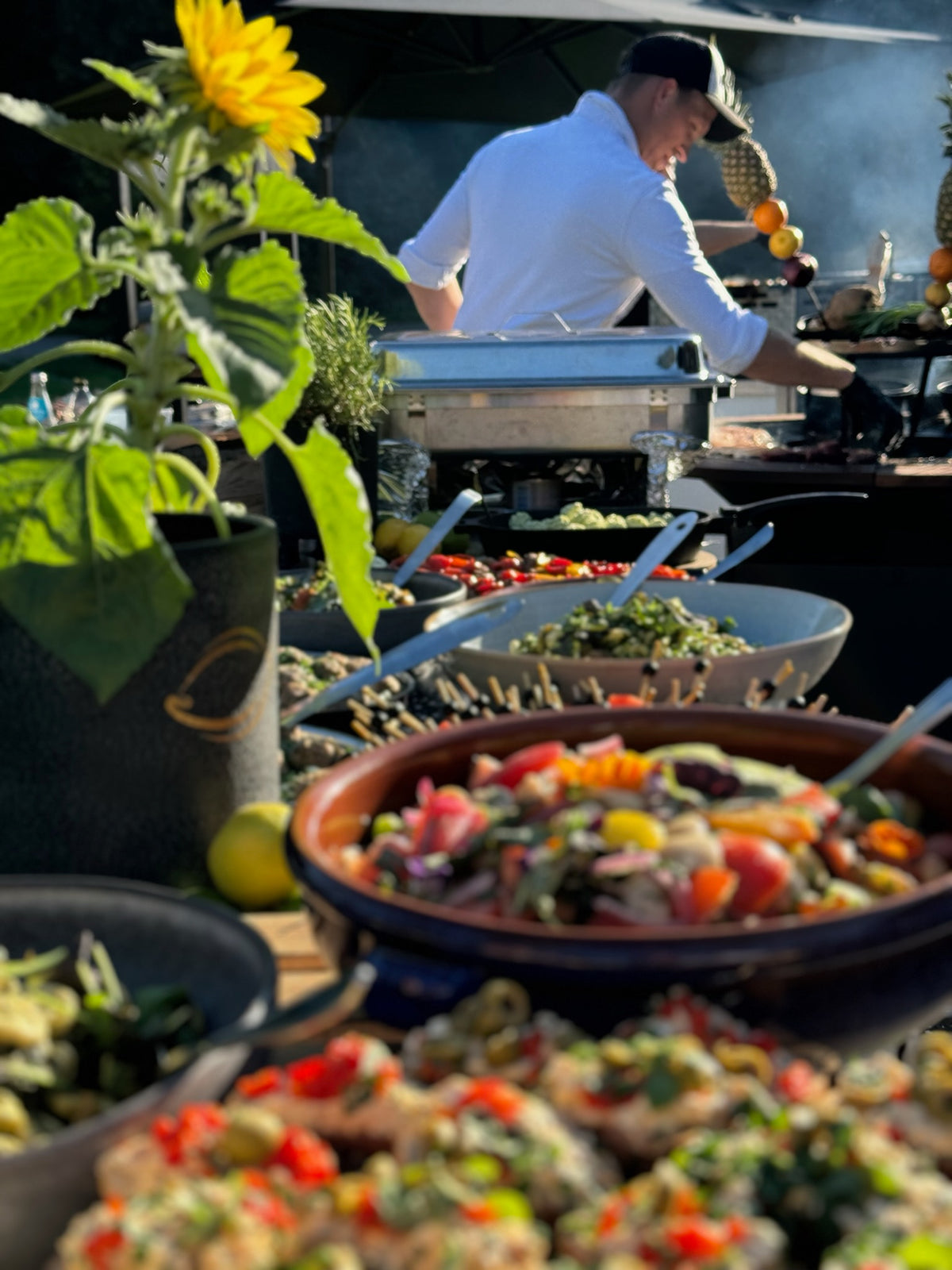 Buffet mit frischen Salaten und Koch bei einer Firmenfeier in Kiel